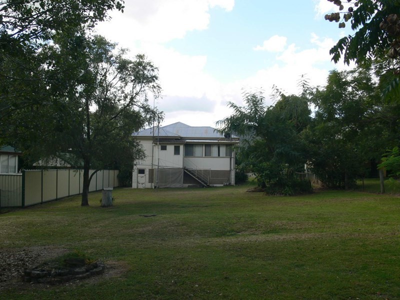 24 South Street, Esk QLD 4312