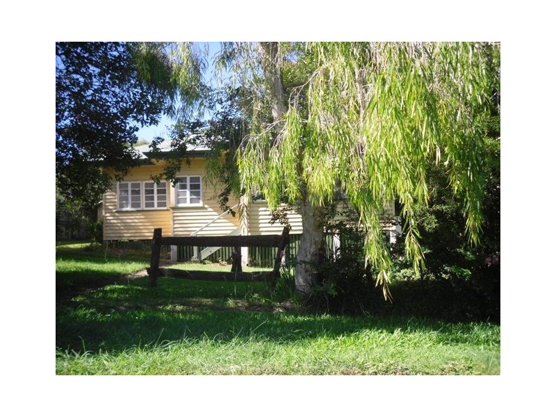 22 South Street, Esk QLD 4312