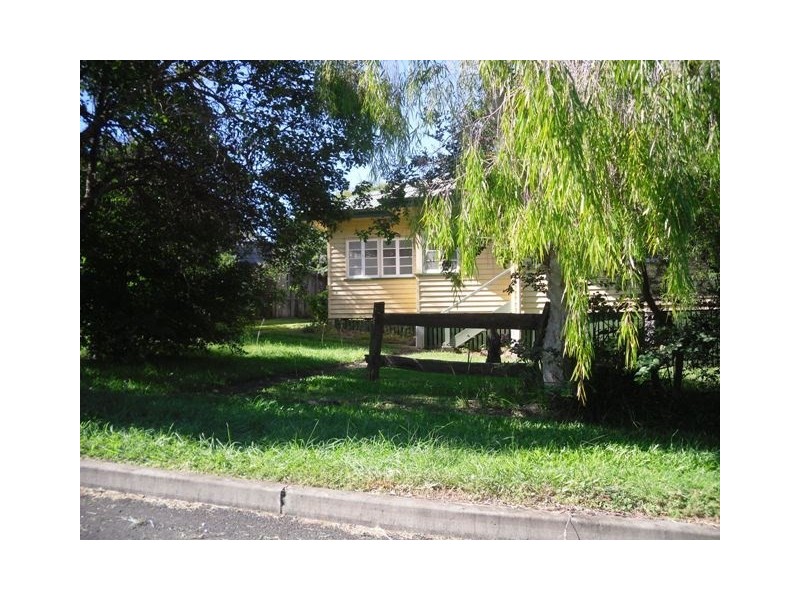 22 South Street, Esk QLD 4312