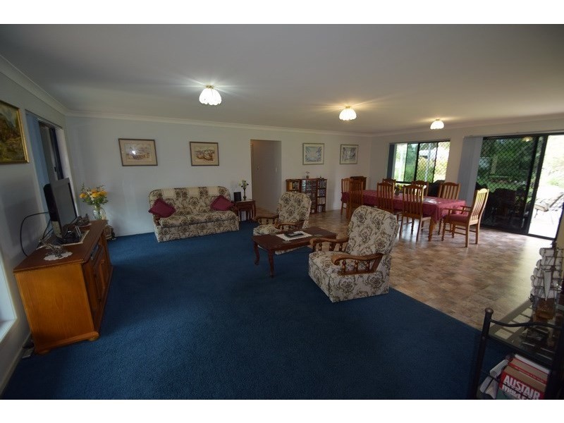 285 Edinburgh Drive, Mount Hallen QLD 4312