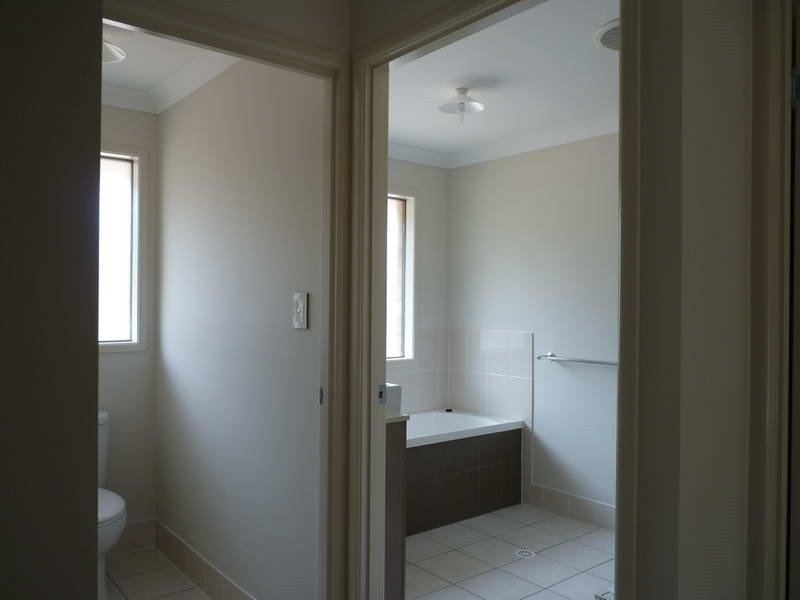 77 Cambridge Drive, Mount Hallen QLD 4312