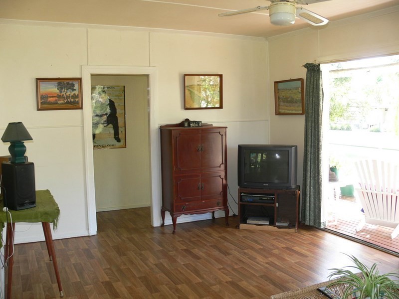 14 Adelaide Street, Esk QLD 4312