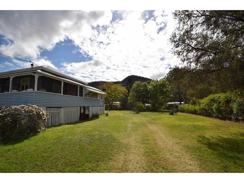 17 Russell Street, Esk QLD 4312