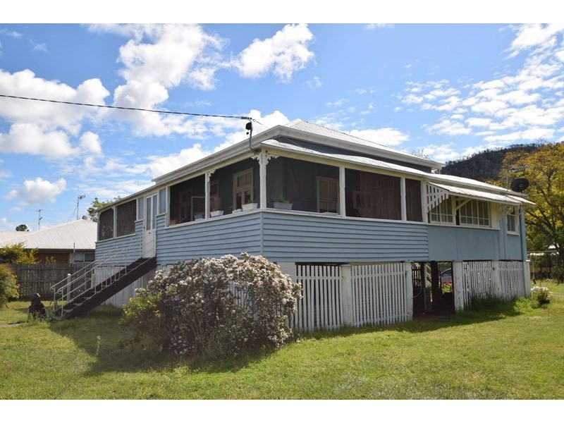 17 Russell Street, Esk QLD 4312