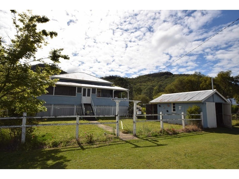17 Russell Street, Esk QLD 4312