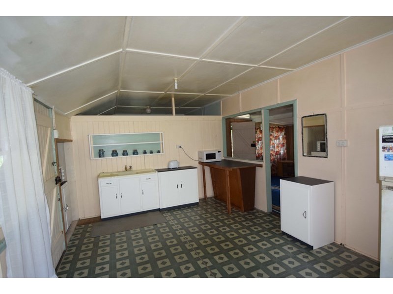 8 First Avenue, Somerset Dam QLD 4312