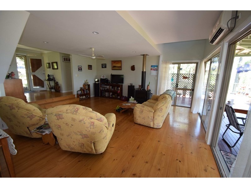 91 Lakeview Drive, Esk QLD 4312