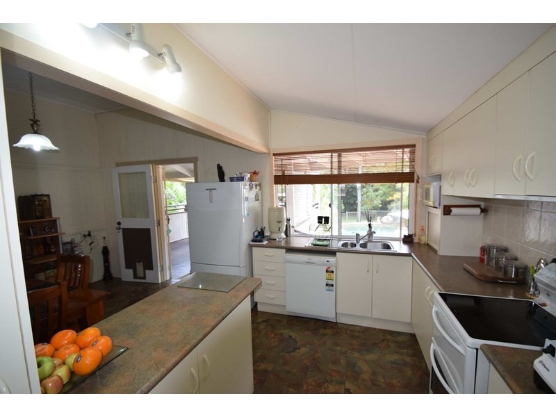 16 Creek Street, Esk QLD 4312