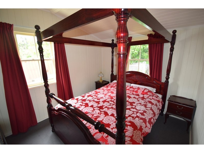 9 Edward Street, Somerset Dam QLD 4312