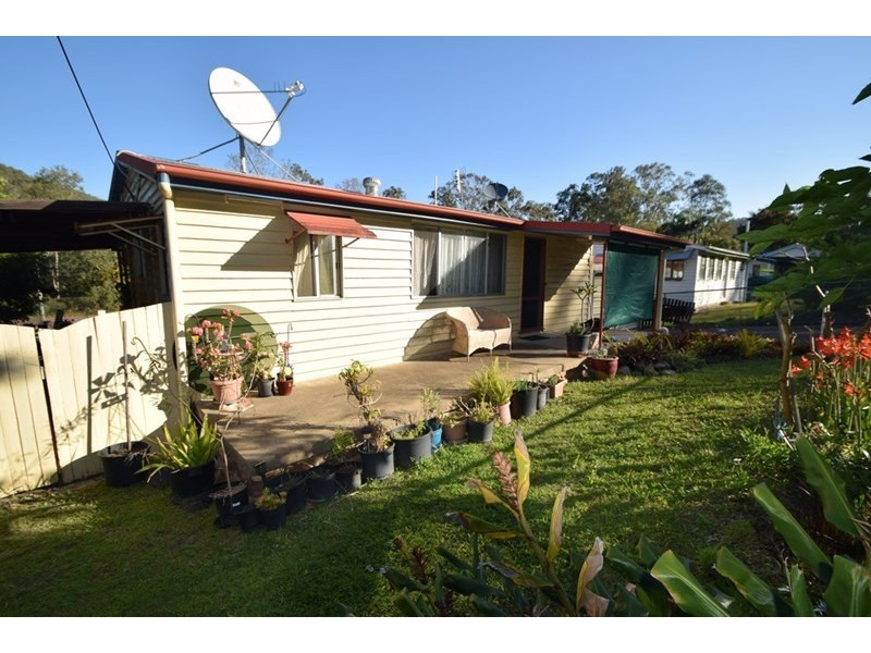 11 Gipps Street, Somerset Dam QLD 4312