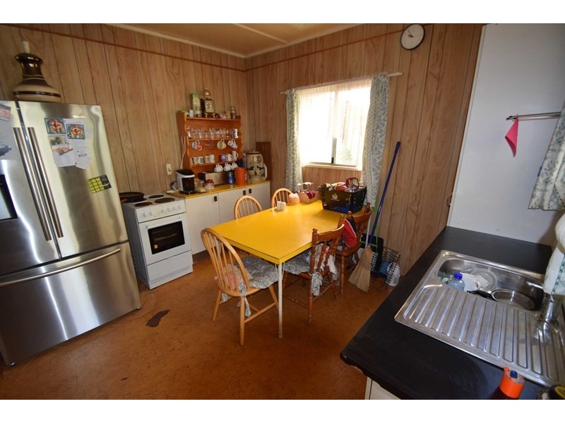 11 Gipps Street, Somerset Dam QLD 4312