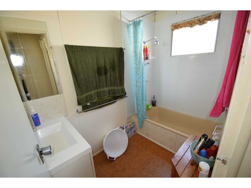 11 Gipps Street, Somerset Dam QLD 4312