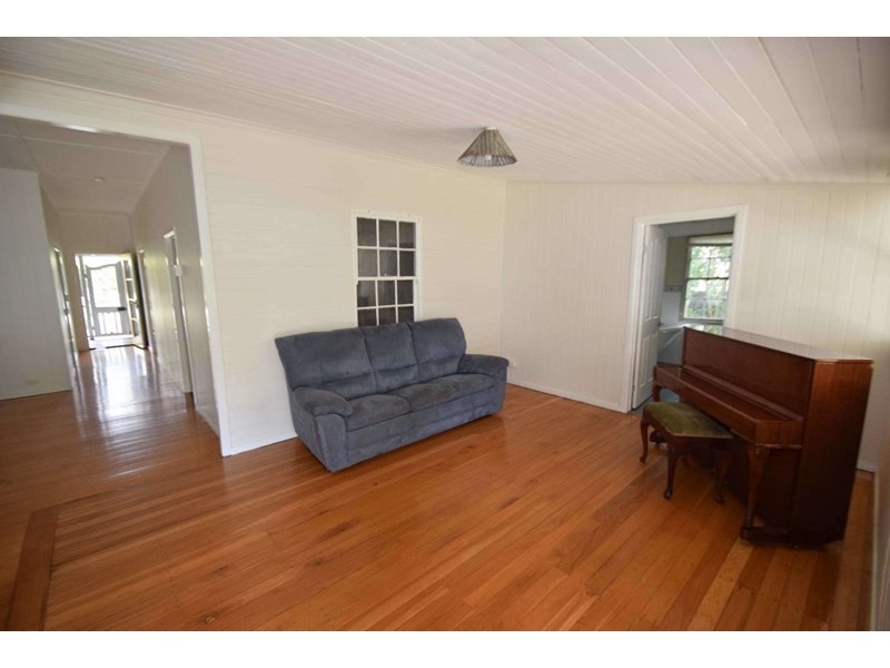 50 Middle Street, Esk QLD 4312