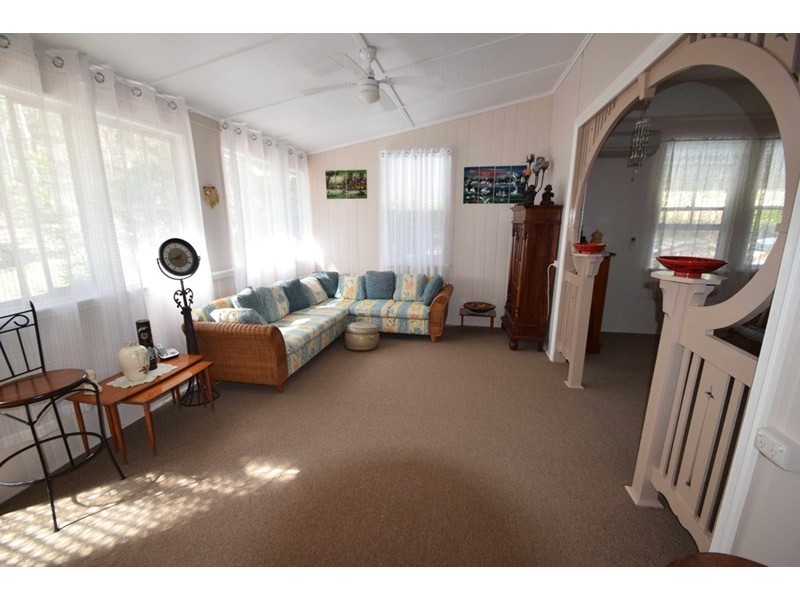 9 East Street, Esk QLD 4312