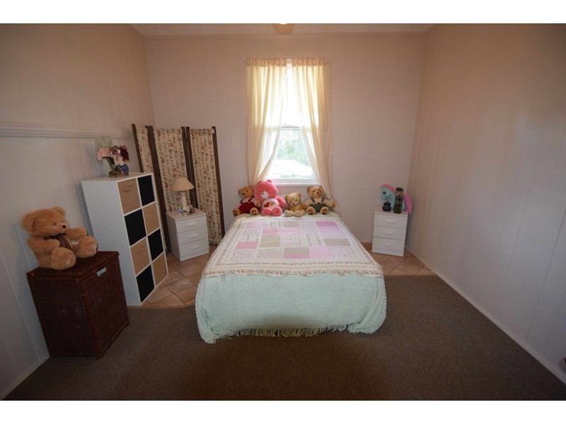 9 East Street, Esk QLD 4312