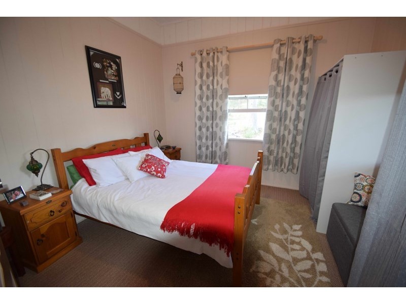 9 East Street, Esk QLD 4312