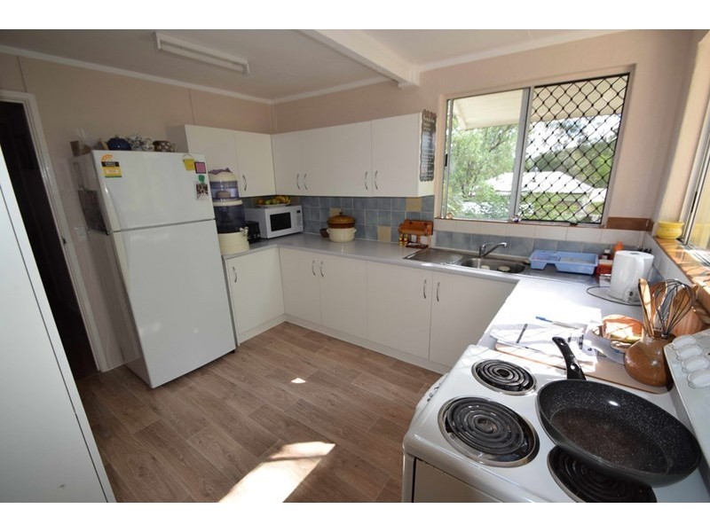 9 East Street, Esk QLD 4312