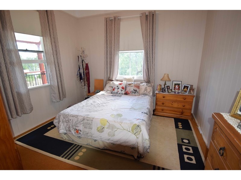 9 East Street, Esk QLD 4312