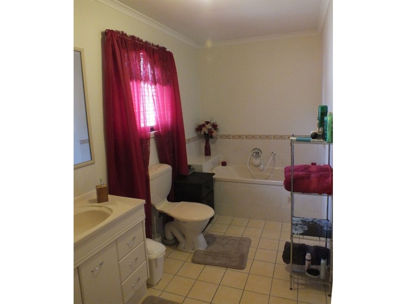 52 Buckingham Court, Mount Hallen QLD 4312