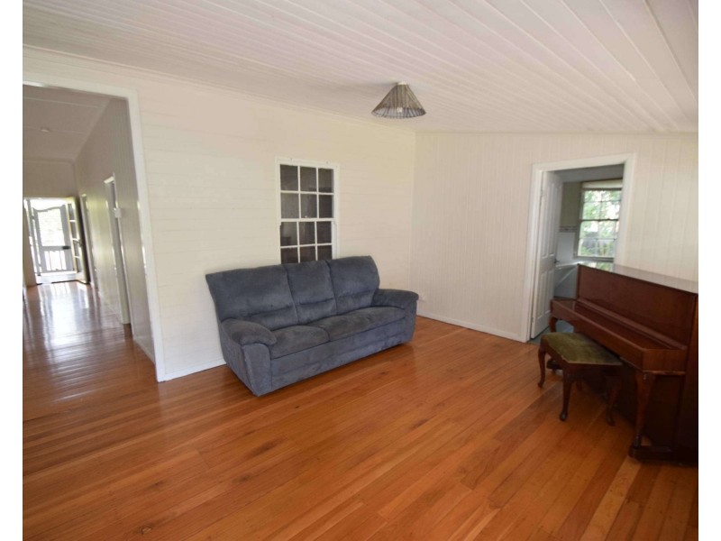 50 Middle Street, Esk QLD 4312