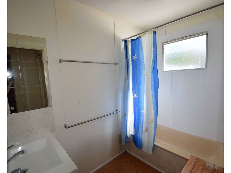 11 Gipps Street, Somerset Dam QLD 4312