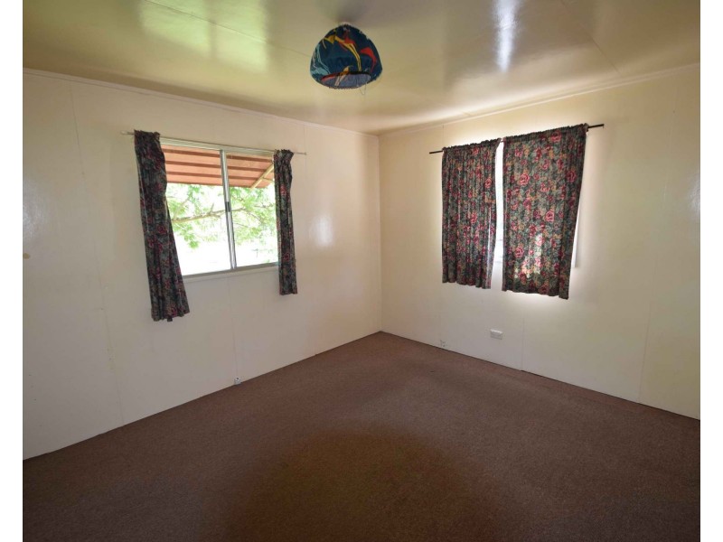 11 Gipps Street, Somerset Dam QLD 4312