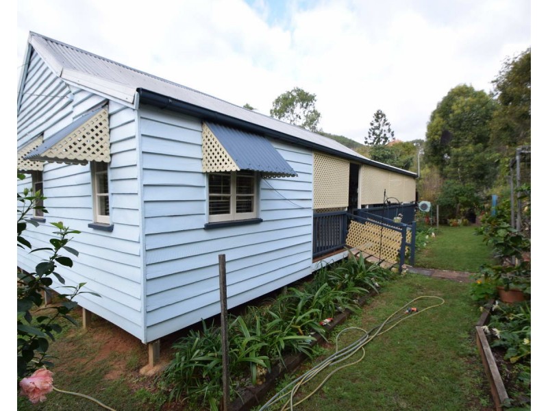 27 Francis Terrace, Esk QLD 4312