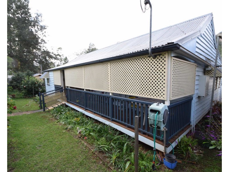 27 Francis Terrace, Esk QLD 4312