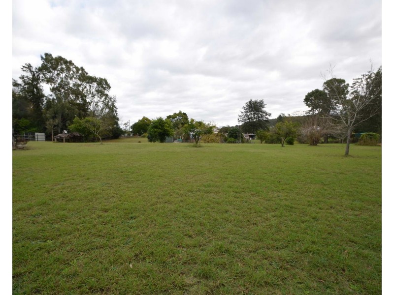27 Francis Terrace, Esk QLD 4312