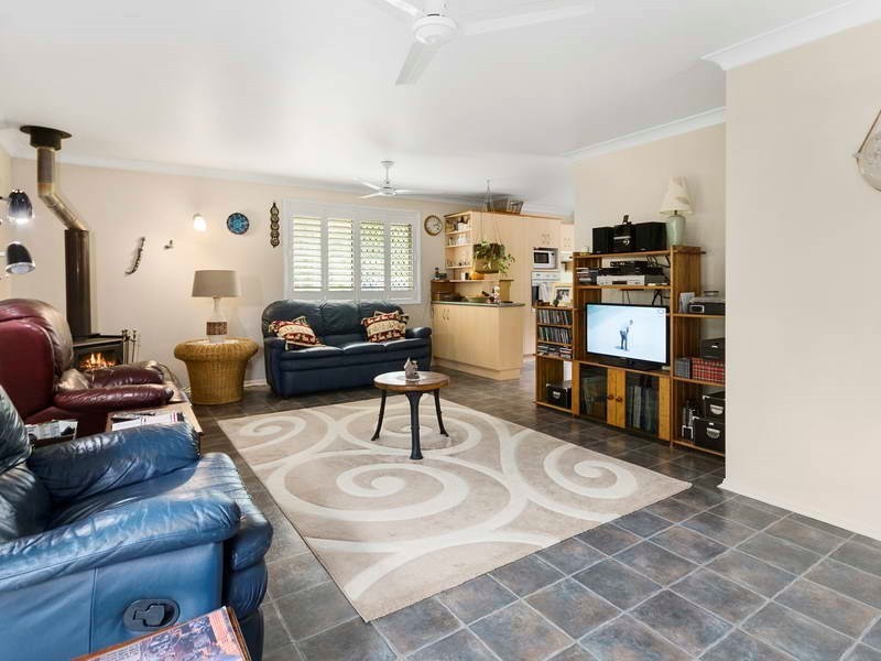42 Buckingham Court, Mount Hallen QLD 4312