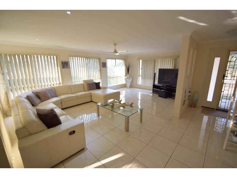 235 Edinburgh Drive, Mount Hallen QLD 4312