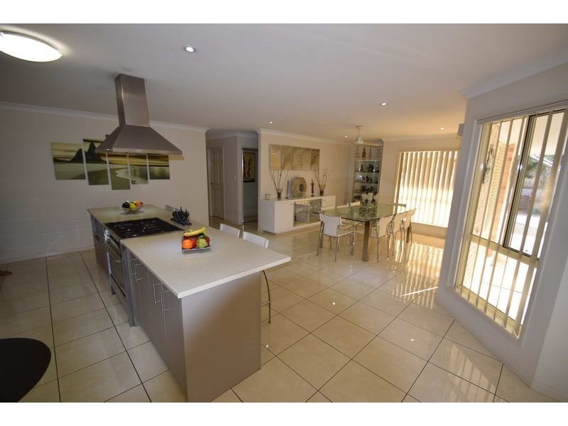 235 Edinburgh Drive, Mount Hallen QLD 4312