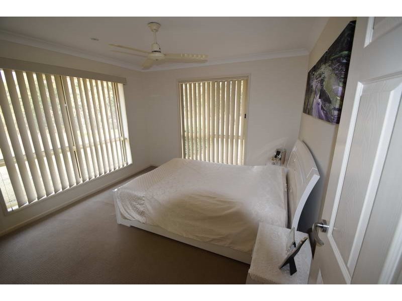 235 Edinburgh Drive, Mount Hallen QLD 4312