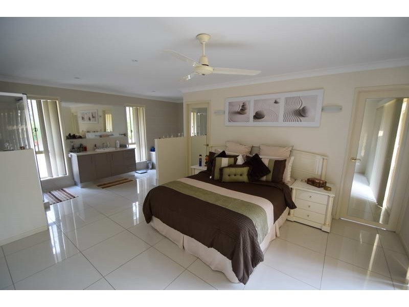 235 Edinburgh Drive, Mount Hallen QLD 4312