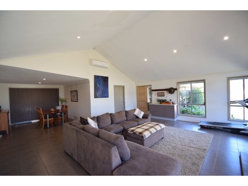 190 Edinburgh Drive, Mount Hallen QLD 4312