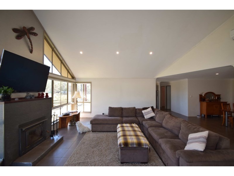 190 Edinburgh Drive, Mount Hallen QLD 4312