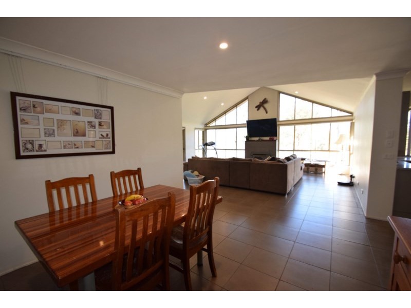 190 Edinburgh Drive, Mount Hallen QLD 4312