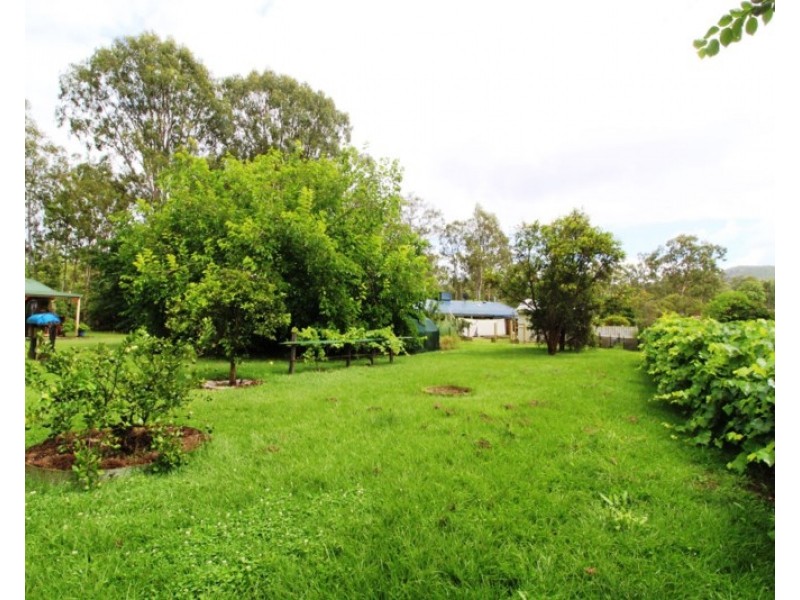 72 Creek Street, Esk QLD 4312