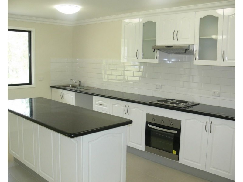 102 Pine Crescent, Esk QLD 4312