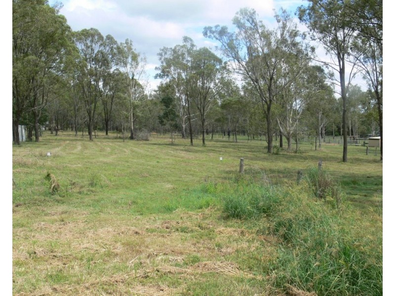 102 Pine Crescent, Esk QLD 4312