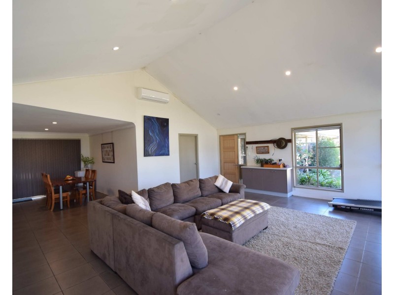 190 Edinburgh Drive, Mount Hallen QLD 4312