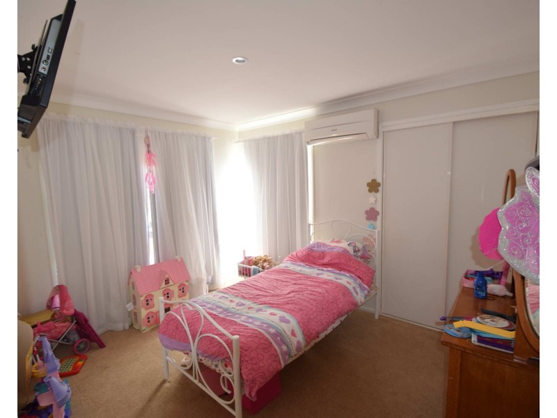 190 Edinburgh Drive, Mount Hallen QLD 4312