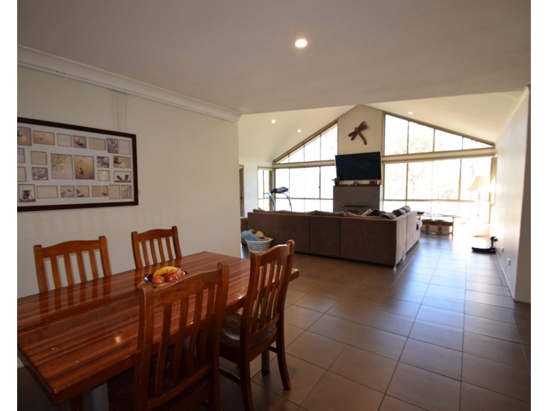 190 Edinburgh Drive, Mount Hallen QLD 4312