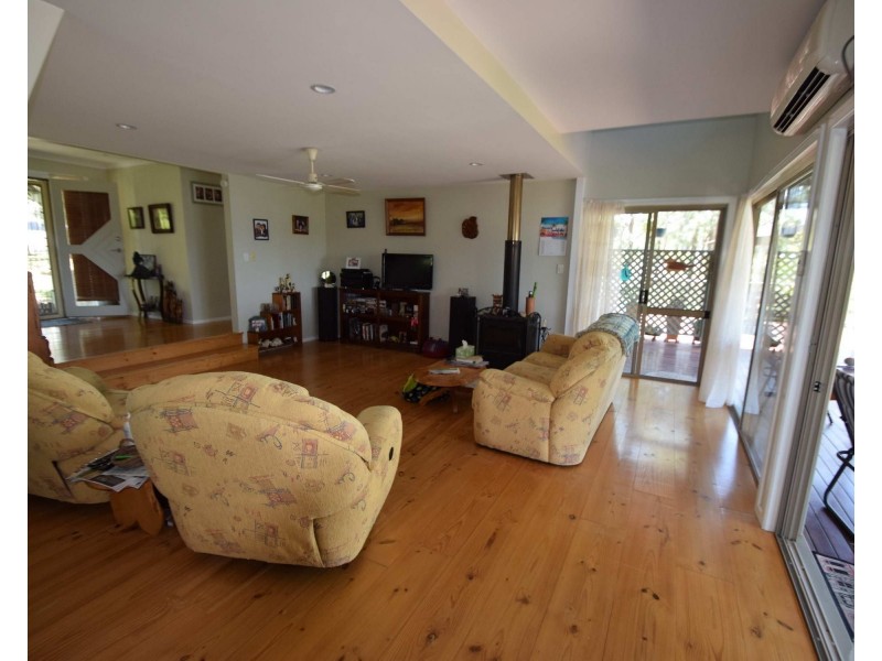 91 Lakeview Drive, Esk QLD 4312