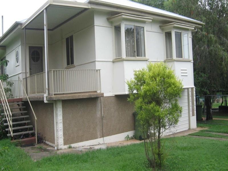 24 South Street, Esk QLD 4312