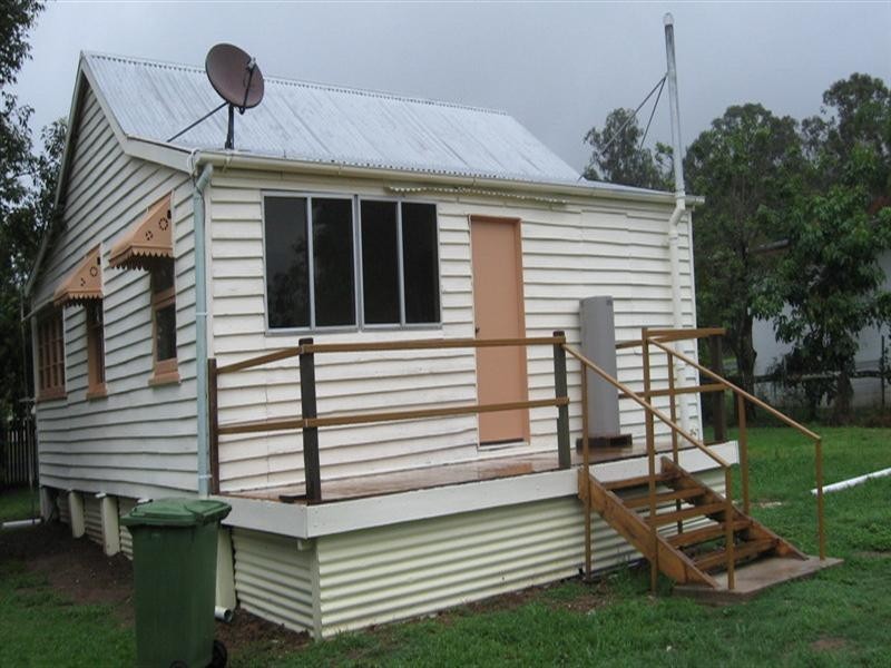 13 Barbour Street, Esk QLD 4312