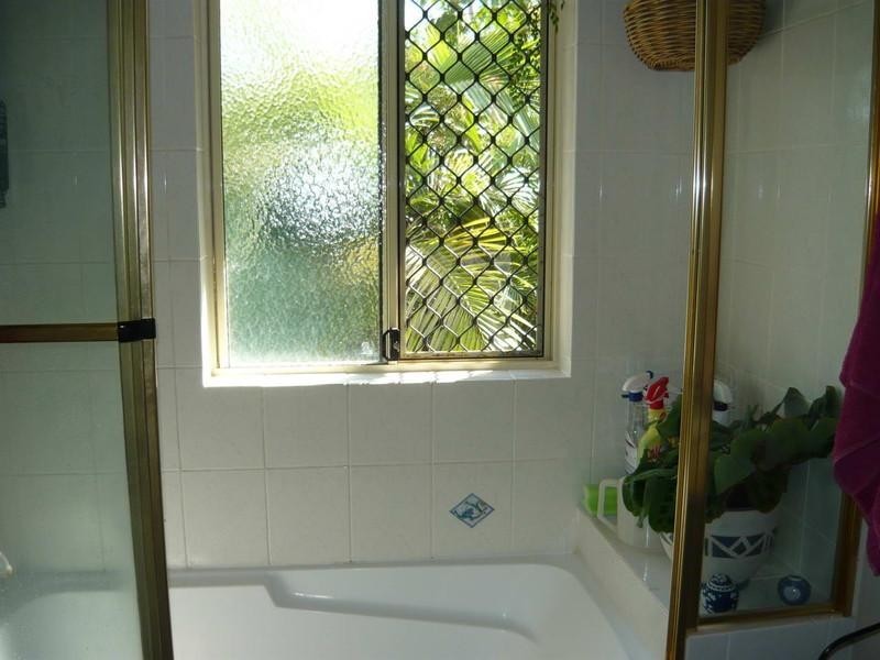 42 Buckingham Court, Mount Hallen QLD 4312