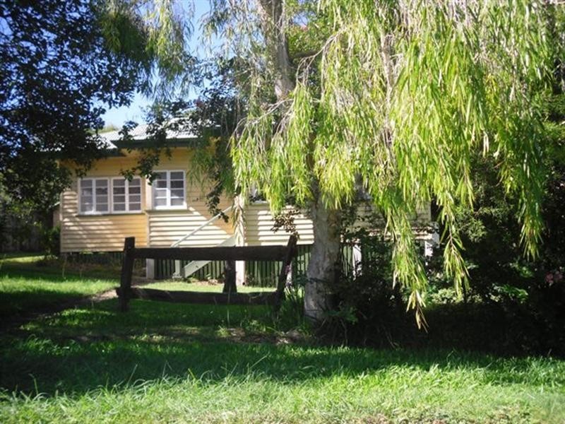 22 South Street, Esk QLD 4312