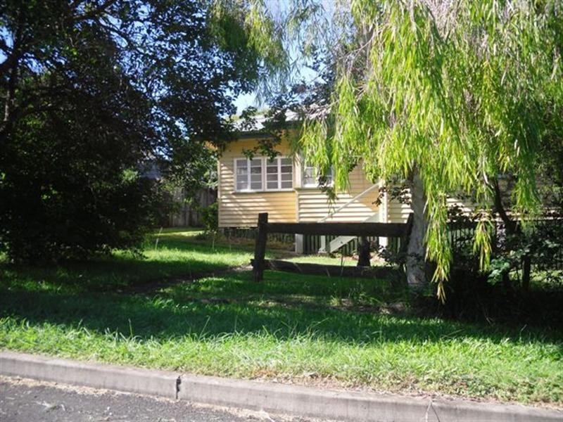 22 South Street, Esk QLD 4312