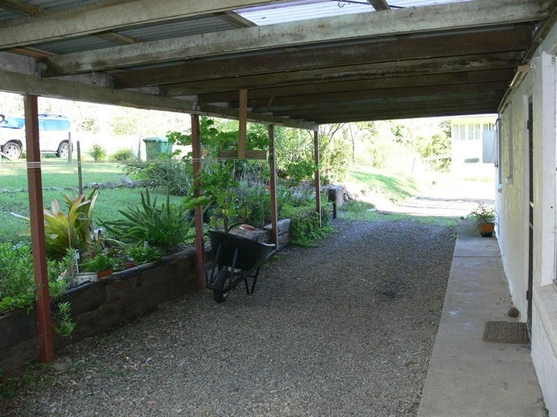 9 East Street, Esk QLD 4312